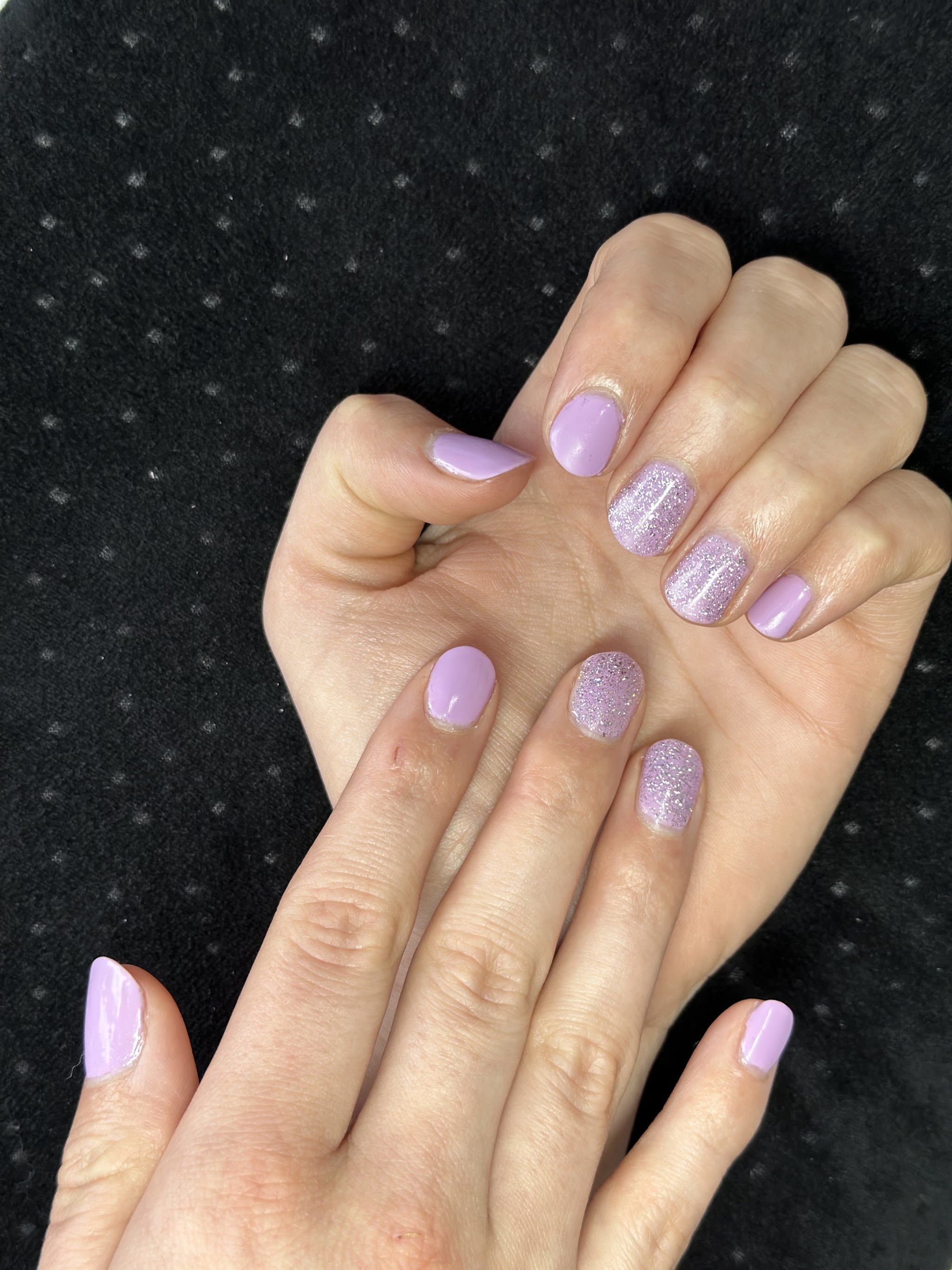 Nagels met lila gellak en glitteraccenten