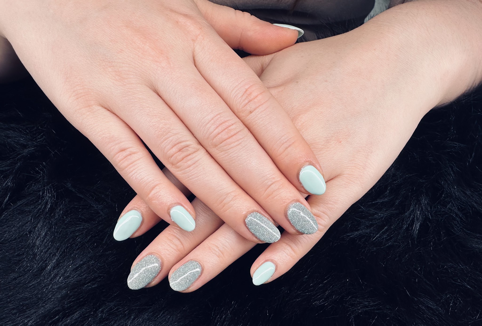 Nagels met mintgroene gellak en zilveren glitter