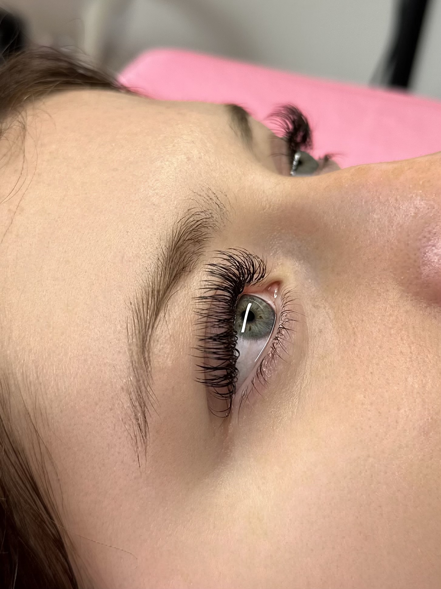 Wimperextensions, close-up van een oog met aangebrachte wimpers