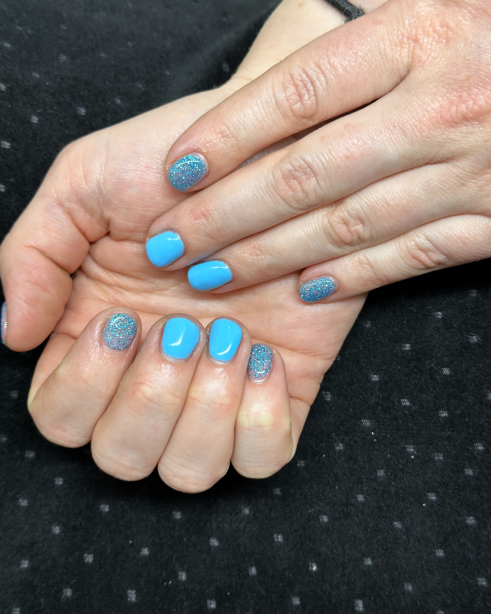 Felblauwe nagels met blauwe glitter